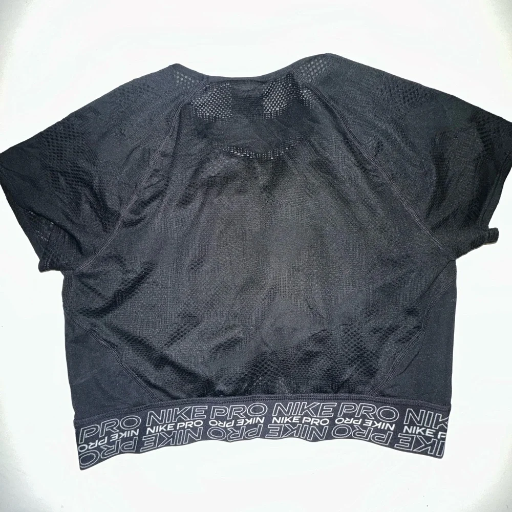 Nike Pro CROP Women's Black Sports Top - Picture 3 of 3